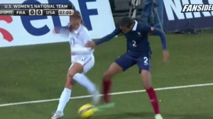 Alex Morgan emuló el caño de Riquelme a Mario Yepes. ¡Aparte de guapa tiene calidad!