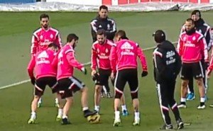 ¡TRE-MEN-DO CAÑO DE ISCO A CARVAJAL! El gesto técnico es una auténtica maravilla