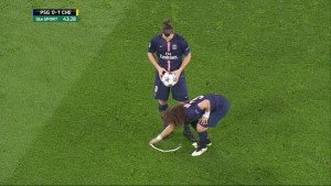A David Luiz no le gustó donde colocó la línea de spray el árbitro central previo a un tiro libre y la acomodo a su gusto