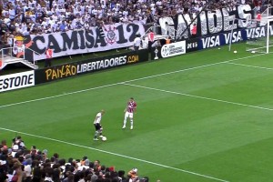 la asistencia de emerson a lo ronaldinho en triunfo del corinthians sobre el sao paulo