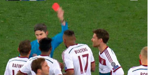 Xabi Alonso se va expulsado en su partido 100 en la UEFA Champions League. Se le complican las cosas al Bayern Munich. Minuto 66. Shakhtar 0-0 Bayern Munich.