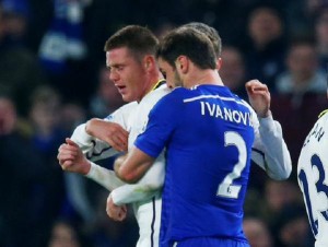 Branislav Ivanovic mordió a McCarthy en el Chelsea vs Everton que se disputó en The Bridge