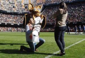 Un aficionado del Valencia le pidió matrimonio a su novia en la cancha del Estadio Mestalla: