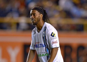 Ronaldinho estuvo a punto de hacer un gol olímpico ante el Veracruz