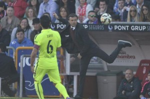El entrenador del Barcelona demostró una gran forma para detener el balón que se iba fuera de la cancha.