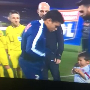 Thiago Silva deja su sudadera a un niño que tenía frío.