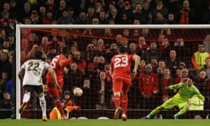 Balotelli le dio tres puntos al Liverpool