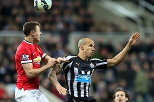 uro correctivo por escupirse para jugador del Newcastle y del Manchester United