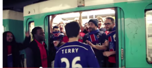 Fans del PSG se burlan de los hinchas del Chelsea por cantos racistas