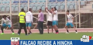 El 'selfie' de Falcao con un hincha en Bahréin