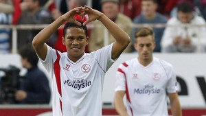 Sevilla ganó con doblete de Bacca