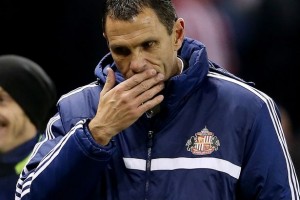 Fans del Sunderland tratan de agredir al técnico uruguayo Gustavo Poyet