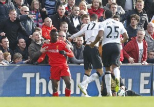 Los aficionados del Liverpool evitaron que Mario Balotelli se enfrentara a Chris Smalling en el Liverpool vs Mancester United.