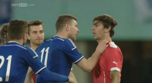 Asi defiende a dzeko a sus compañeros de bosnia en el amistoso ante austria