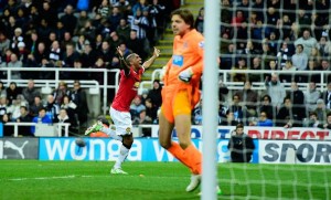 Young marca el gol del triunfo del united ante el newcastle tras el regalo de tim krul.
