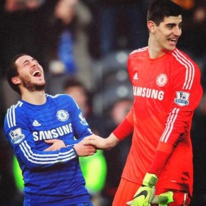 Eden Hazard trolleó a Thibaut Courtois, quien cometió un error en el partido entre Hull City y Chelsea.