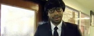 Thierry Henry se puso peluca y lentes para sorprender a una estudiante de Gales.