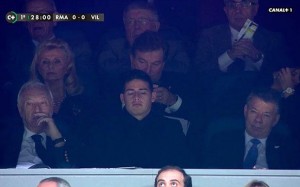 El presidente colombiano Juan Manuel Santos y el futbolista del Real Madrid James Rodríguez vieron juntos desde el palco del Santiago Bernabéu el duelo que los blancos disputaron ante el Villarreal
