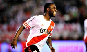 Mira la jugada de Éder Álvarez Balanta que despertó aplausos en el Monumental