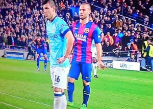 Javier Mascherano, compatriota del delantero del Manchester City, le señalaba por detrás hacia donde iba a patear el delantero