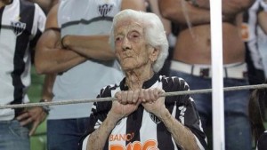 Abuela de 94 años es un símbolo del Atlético Minero de Brasil y un amuleto para los hinchas del conjunto de Belo Horizonte