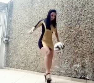 Chica domina el balón con tacones