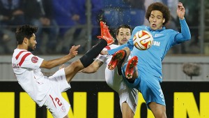 Sevilla sufrió pero sigue en carrera