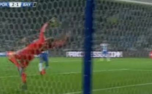 Espectacular palomita de Neuer ante el Porto en la ida de los cuartos de la champions league