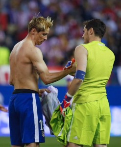 Iker Casillas y Fernando Torres cambiaron las camisetas tras el derbi por champions