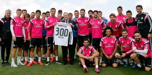 Florentino Pérez homenajeó a Cristiano Ronaldo por sus 300 goles con el Real Madrid