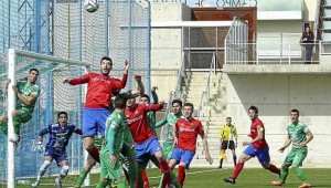 Un jugador de la Tercera División aragonesa defendió al más puro estilo de un koala un cobro de tiro de esquina.