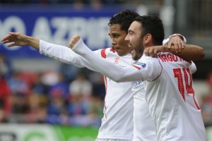 Con doblete de Carlos Bacca, Sevilla vence 3-1 al Eibar