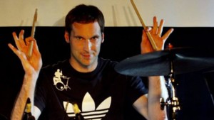 Petr Cech demuestra sus habilidades con la batería