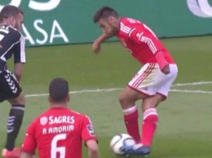 Eduardo 'el toto' Salvio deslumbró con el Benfica de Portugal haciendo esta mágica jugada ne el triunfo por 3-1 del sobre Nacional por la liga Zon Sagres...