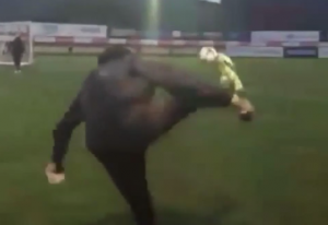 El arquero del Besiktas de Turquía, Günay Güvenç, marcó este golazo desde un ángulo imposible en entrenamiento...
