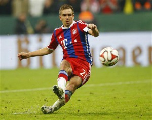 Philipp Lahm se resbala al momento de cobrar su penalti en 'Semis' de la Copa Alemana | AP