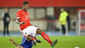 El central del Bayern de Múnich se lesiona en un partido con Austria y estará casi dos meses de baja y se pierde los cuartos de la champions