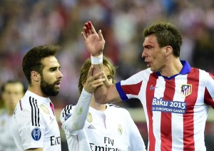 Mandzukic recibió leña en el partido ante el madrid por champions 2015