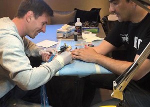 Así quedó: el "10" que Messi le tatuó a Roberto López, su tatuador personal