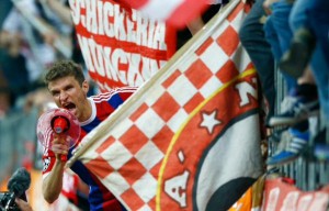 #Müller festejó el triunfo ante #Porto en el corazón de la hinchada