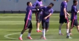 VIDEO. Neymar y Rafinha la empezaron en broma y terminaron a los golpes