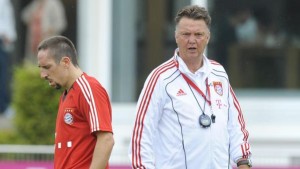 "Tuvimos problemas de entendimiento. Cuando él vino, nadie sabía lo que estaba ocurriendo. Su idea era no pensar en nombres propios porque consideraba que no necesitaba estrellas." Leer más: Bundesliga: Ribéry: "Van Gaal es un mal hombre" ribery