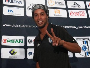 “No me retiro” dice ronaldinho poniendo fin a los rumores