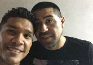 Teo se tomó una 'selfie' con Riquelme, foto que causó revuelo en Argentina