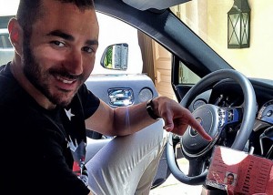 Benzema muestra su carné de conducción tras un mal entendido