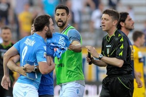 Higuaín y Benítez fueron sancionados en el calcio italiano