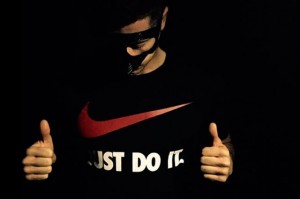 Lewandowski se entrena con una máscara ortopédica y aspira a jugar con el Bayern