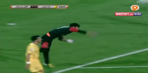 El arquero del Naft Tehran del fútbol de Irán, Alireza Beiranvand