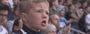 El pequeño Tyler Heaviside apoyó como nadie al Newcastle United en el partido en el que se jugaba la salvación.
