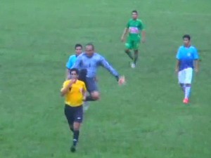 Árbitro recibió esta terrible patada voladora por la espalda en la copa Perú